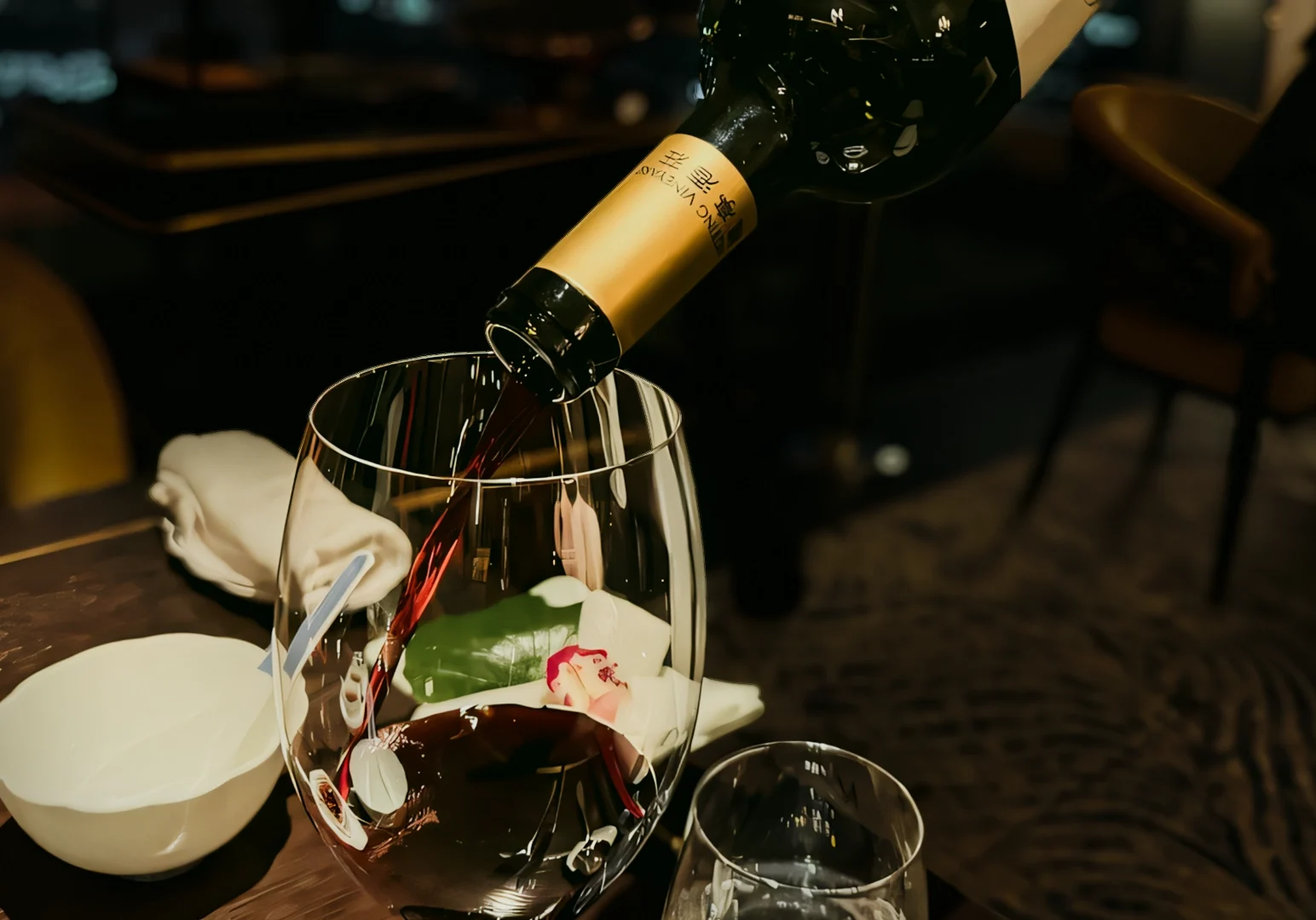 3 Jin Ting Wan Marina Bay Sands Close‑up angled shot of red wine being poured into a crystal glass at Jin Ting Wan Marina Bay Sands, highlighting the restaurant’s curated wine programme in an elegant fine‑dining setting.