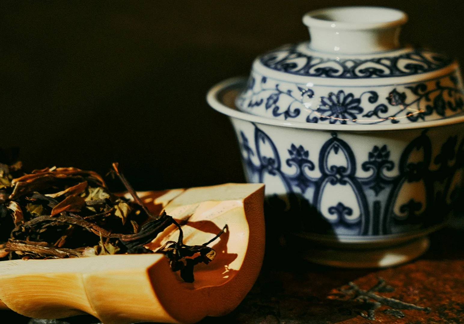 Close-up of premium loose leaf tea and porcelain gaiwan with blue patterns at Tea Room by Ki-setsu – macro side-angle shot showcasing artisanal teaware and high-quality tea sourcing